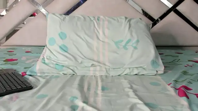 Snapshot of maybelline69 chatting on 02/20/26, 12:51 maybelline69 online show from 02/20/26, 12:51