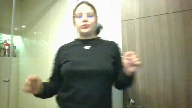 Snapshot of _Sarahh_0 chatting on 12/17/24, 03:17  Sarahh 0 online show from 12/17/24, 03:17