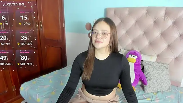 Snapshot of _Sarahh_0 chatting on 02/18/25, 01:33  Sarahh 0 online show from 02/18/25, 01:33