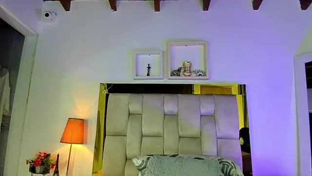 Snapshot of emmy_r chatting on 03/10/25, 12:04 emmy r online show from 03/10/25, 12:04