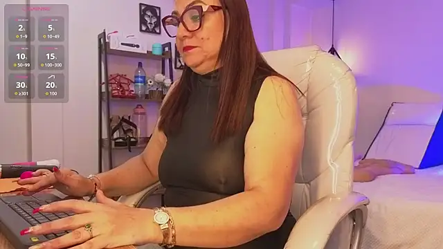 lady nylon  online show from 01/18/26, 12:20