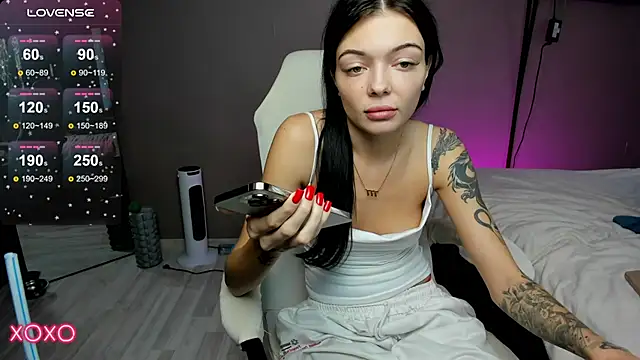 Snapshot of Mariella_Adamss chatting on 10/17/25, 01:03 Mariella Adamss online show from 10/17/25, 01:03
