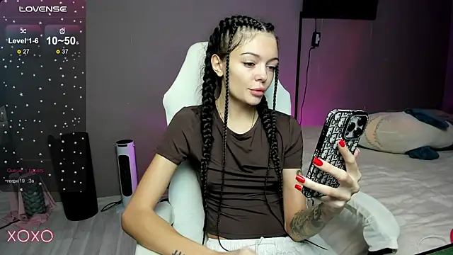 Snapshot of Mariella_Adamss chatting on 10/31/25, 10:16 Mariella Adamss online show from 10/31/25, 10:16