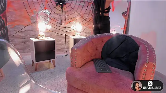 Snapshot of samara_smithh chatting on 10/31/25, 11:44 samara smithh online show from 10/31/25, 11:44