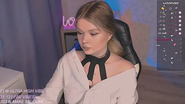 Snapshot of VeronaAura chatting on 09/30/25, 01:49 VeronaAura online show from 09/30/25, 01:49