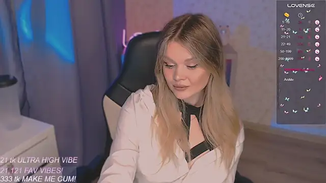 Snapshot of VeronaAura chatting on 10/02/25, 08:49 VeronaAura online show from 10/02/25, 08:49