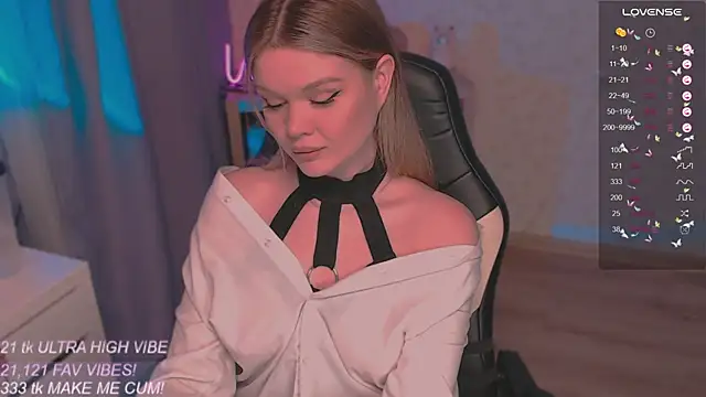 Snapshot of VeronaAura chatting on 10/10/25, 09:36 VeronaAura online show from 10/10/25, 09:36