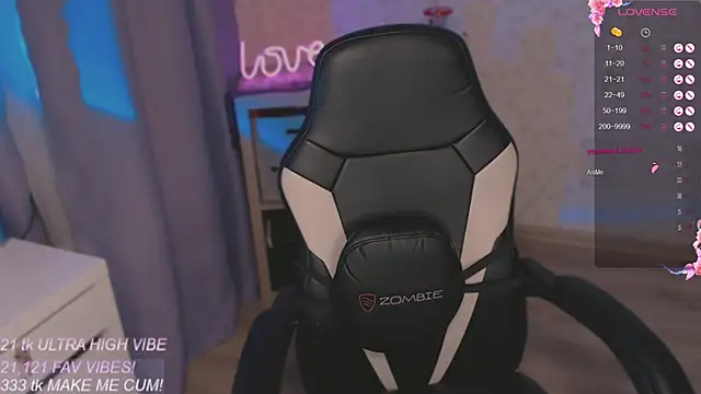 Snapshot of VeronaAura chatting on 11/07/25, 12:54 VeronaAura online show from 11/07/25, 12:54