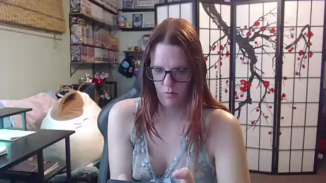 Sarahtineke online show from 05/05/26, 07:55