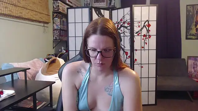 Sarahtineke online show from 05/19/26, 03:13
