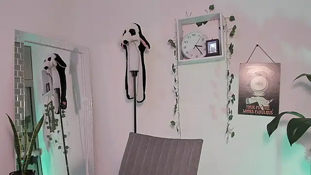 Snapshot of Emperatriiz chatting on 02/04/25, 08:28 Emperatriiz online show from 02/04/25, 08:28