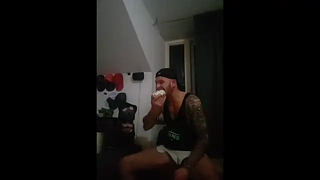 Snapshot of eltoulou chatting on 01/26/25, 01:41 eltoulou online show from 01/26/25, 01:41