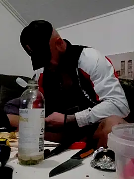 Snapshot of eltoulou chatting on 03/17/25, 10:49 eltoulou online show from 03/17/25, 10:49