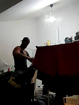 Snapshot of eltoulou chatting on 10/13/25, 05:13 eltoulou online show from 10/13/25, 05:13