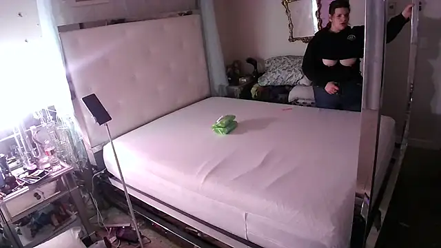 Snapshot of BeckiTooSweet chatting on 03/02/25, 02:43 BeckiTooSweet online show from 03/02/25, 02:43