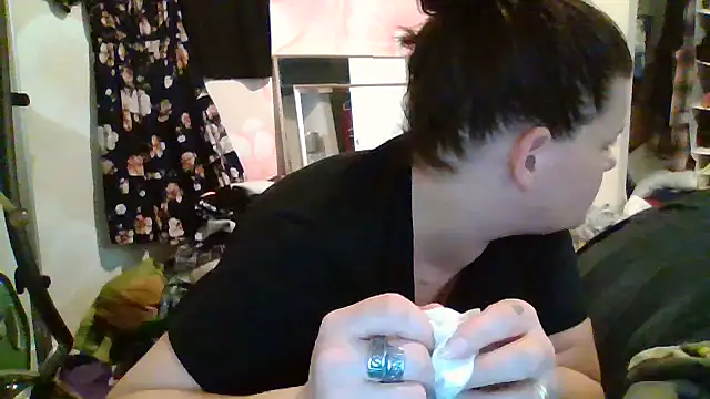 Snapshot of BeckiTooSweet chatting on 10/11/25, 01:05 BeckiTooSweet online show from 10/11/25, 01:05