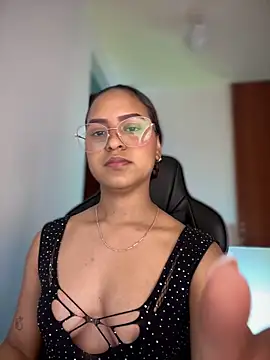 Snapshot of gretta_kler1 chatting on 02/13/25, 01:37 gretta kler1 online show from 02/13/25, 01:37