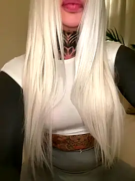 Snapshot of bambixboo chatting on 10/23/25, 08:51 bambixboo online show from 10/23/25, 08:51