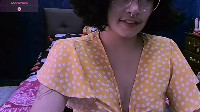 Snapshot of NinaYellow chatting on 11/05/25, 12:49 NinaYellow online show from 11/05/25, 12:49