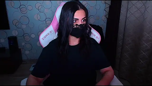 Snapshot of __Yasmina__ chatting on 10/21/25, 02:56   Yasmina   online show from 10/21/25, 02:56