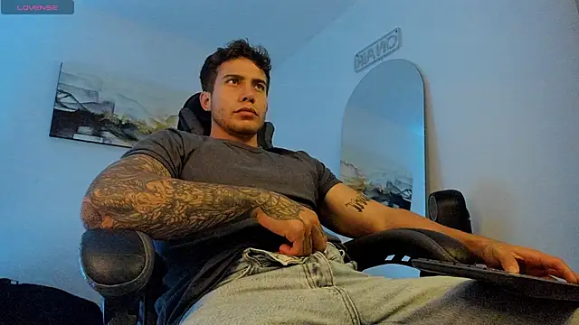 Snapshot of LucianSinclair chatting on 01/17/25, 12:10 LucianSinclair online show from 01/17/25, 12:10