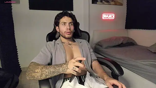 Snapshot of LucianSinclair chatting on 12/21/25, 03:35 LucianSinclair online show from 12/21/25, 03:35