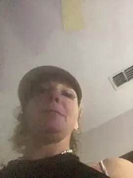 Snapshot of Everlyrose27 chatting on 12/21/24, 12:49 Everlyrose27 online show from 12/21/24, 12:49