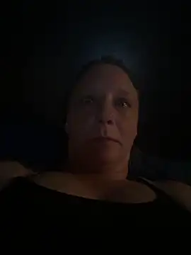 Snapshot of Everlyrose27 chatting on 03/15/25, 08:21 Everlyrose27 online show from 03/15/25, 08:21