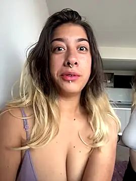 Snapshot of Enyeld_ruru chatting on 11/14/25, 08:07 Enyeld ruru online show from 11/14/25, 08:07