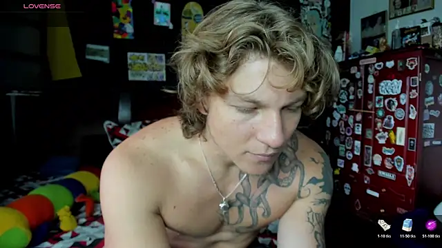 Snapshot of Tom_Krakow chatting on 10/27/25, 07:40 Tom Krakow online show from 10/27/25, 07:40