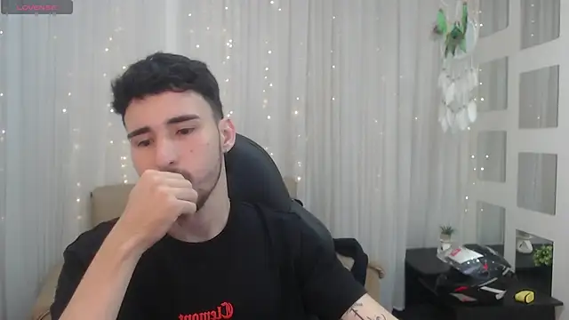 Snapshot of DmitriSanders chatting on 12/26/24, 08:21 DmitriSanders online show from 12/26/24, 08:21