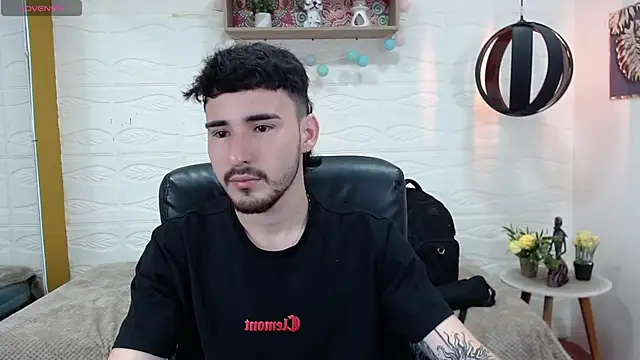 Snapshot of DmitriSanders chatting on 01/13/25, 11:17 DmitriSanders online show from 01/13/25, 11:17