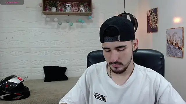 Snapshot of DmitriSanders chatting on 01/17/25, 09:17 DmitriSanders online show from 01/17/25, 09:17