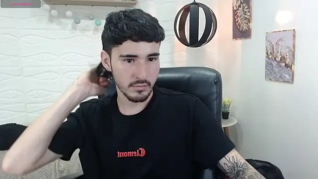 Snapshot of DmitriSanders chatting on 01/29/25, 12:01 DmitriSanders online show from 01/29/25, 12:01