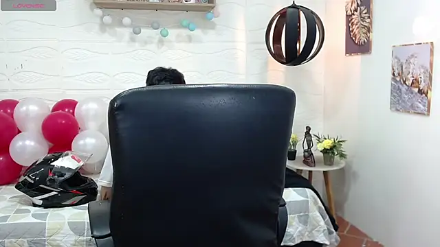 Snapshot of DmitriSanders chatting on 02/14/25, 08:26 DmitriSanders online show from 02/14/25, 08:26