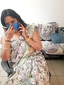 Snapshot of khushikhushi chatting on 10/13/25, 09:42 khushikhushi online show from 10/13/25, 09:42