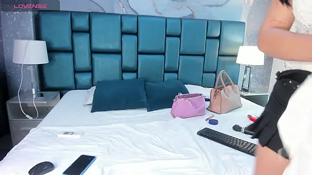 Snapshot of Nahomi_Wild chatting on 12/24/24, 06:50 Nahomi Wild online show from 12/24/24, 06:50