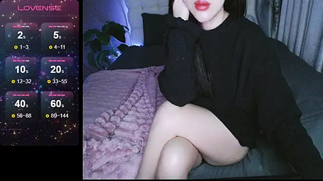 Snapshot of _Viviann_ chatting on 12/13/24, 04:16  Viviann  online show from 12/13/24, 04:16