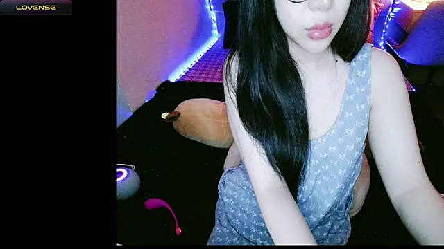 Snapshot of _Viviann_ chatting on 09/23/25, 04:10  Viviann  online show from 09/23/25, 04:10