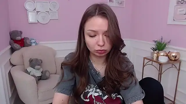 LucySkilar online show from 12/21/25, 05:47