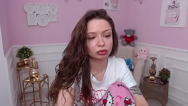 LucySkilar online show from 02/05/26, 05:45