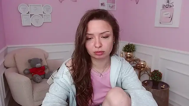 LucySkilar online show from 05/15/26, 04:08