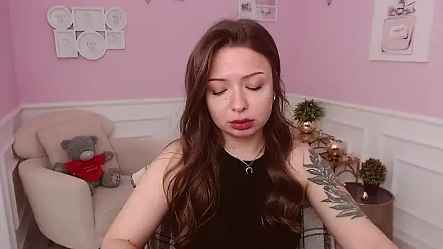 Snapshot of LucySkilar chatting on 06/29/26, 04:19 LucySkilar online show from 06/29/26, 04:19