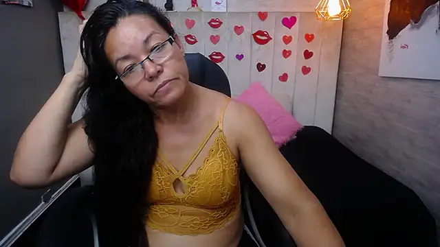 Snapshot of MaturePure chatting on 03/12/25, 10:39 MaturePure online show from 03/12/25, 10:39