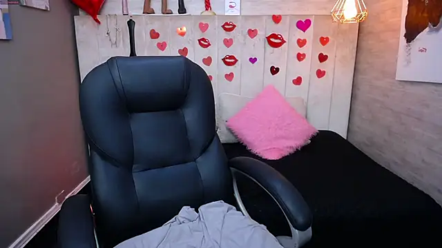 Snapshot of MaturePure chatting on 03/13/25, 01:43 MaturePure online show from 03/13/25, 01:43