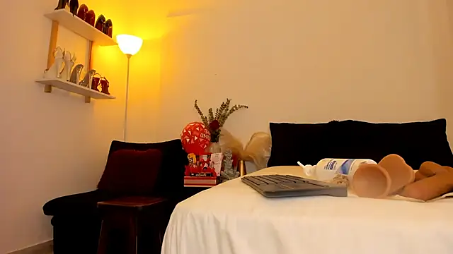 Snapshot of leslie_k chatting on 02/13/25, 04:43 leslie k online show from 02/13/25, 04:43