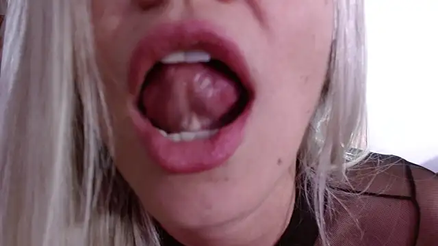 nicole valencia  online show from 09/15/25, 04:29