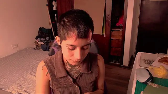 Snapshot of _Apola_77 chatting on 10/05/25, 06:06 Apola 77 online show from 10/05/25, 06:06