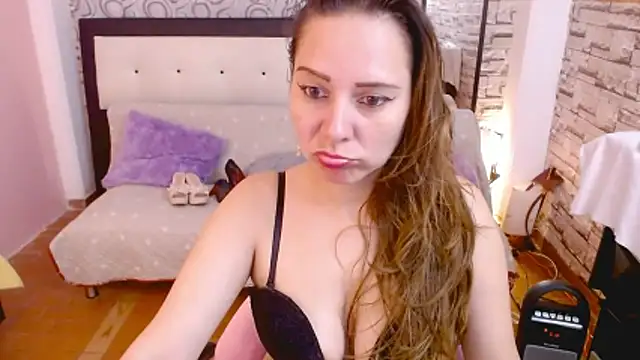 camila delarosa online show from 03/13/26, 06:58