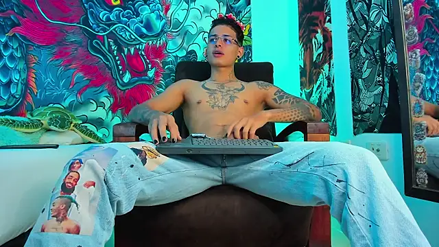 Snapshot of Maxi_Gray chatting on 09/19/25, 12:34 Maxi Gray online show from 09/19/25, 12:34